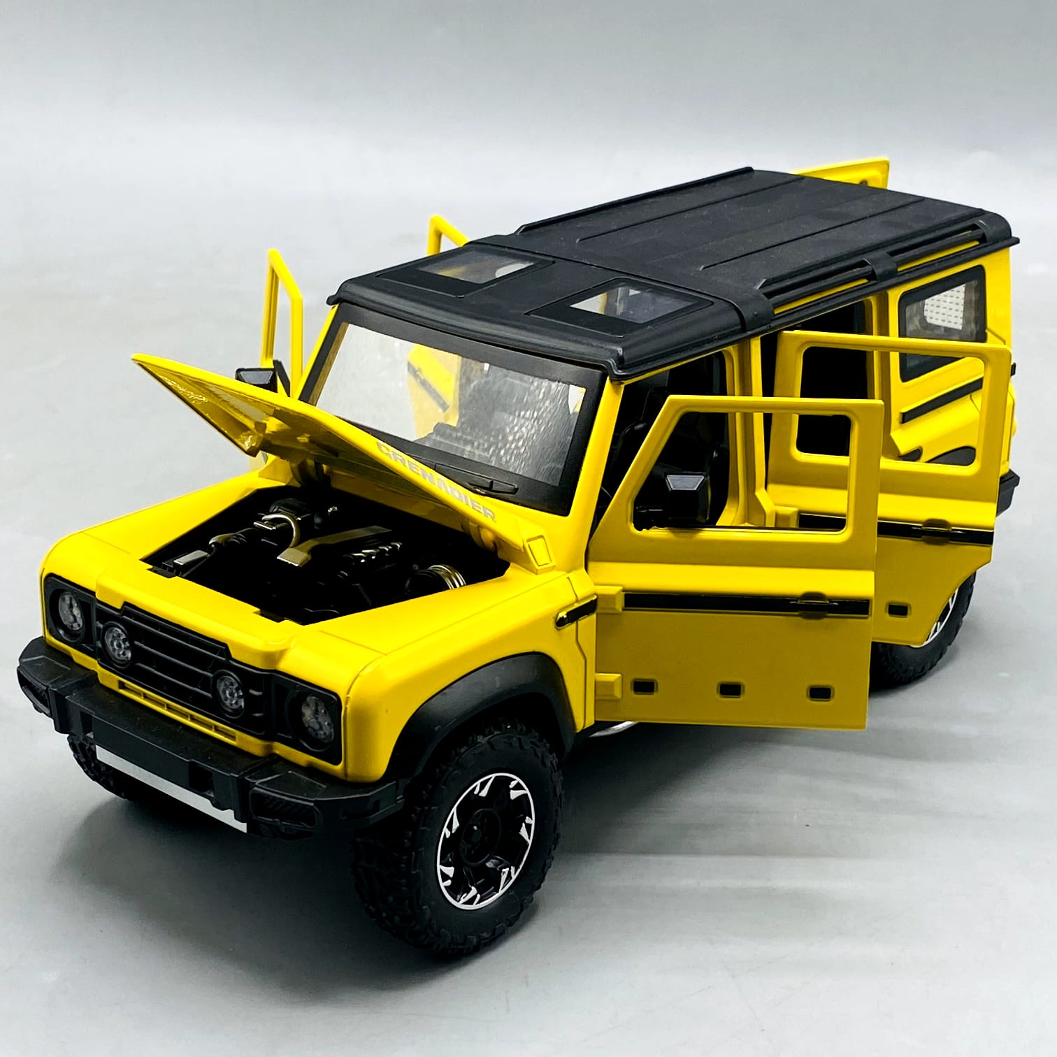 1:24 Diecast Grenadier Jeep With Light Sound and Smoke
