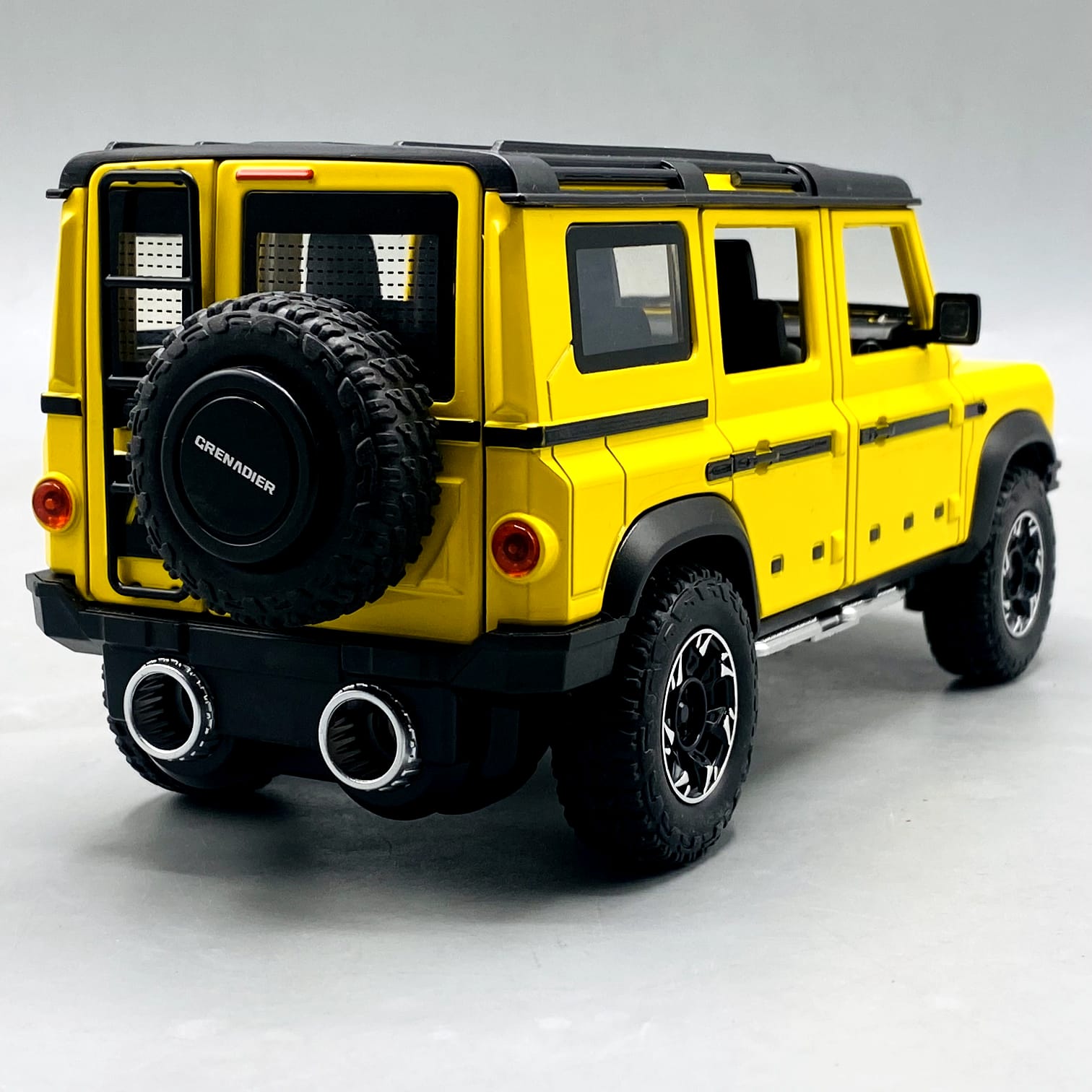 1:24 Diecast Grenadier Jeep With Light Sound and Smoke